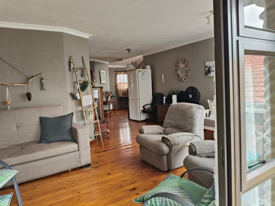 6 Bedroom Property for Sale in Paradise Beach Eastern Cape